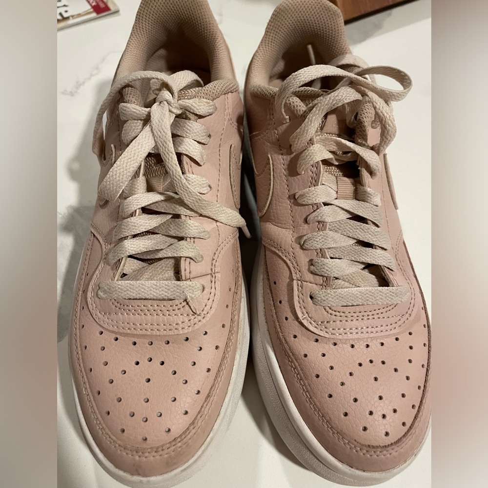 Nike leather tennis shoes